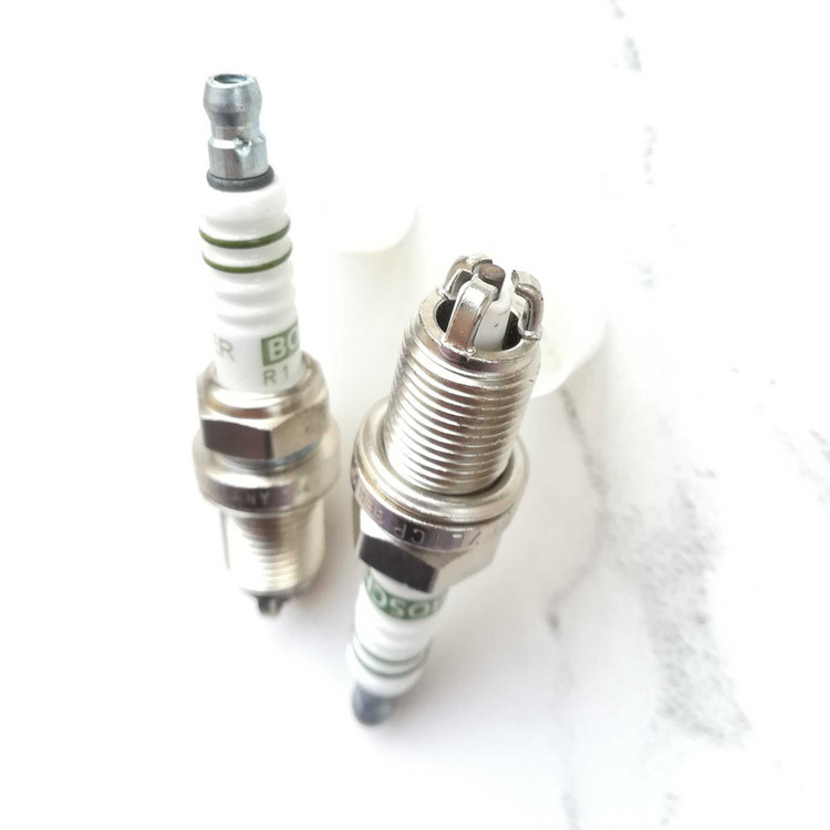 شمع خودرو بوش مدل سه پلاتین پایه کوتاه کد F7LTCR بسته 4عددی